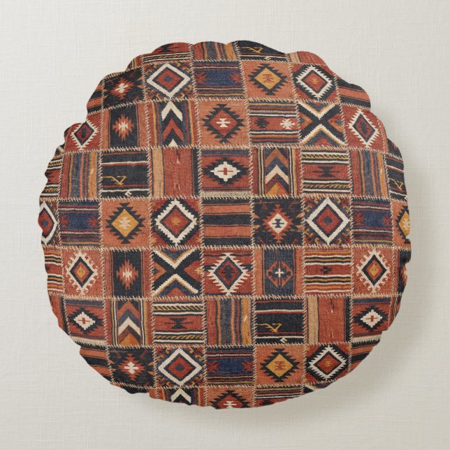 Rustikaler Patchwork-Kilim-Geometrie-Teppich Rundes Kissen (Vorderseite)