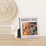 Rustikaler Personalisiert Bonus Vater Stepfather F Fotoplatte<br><div class="desc">Eine bezaubernde,  individuell gestaltete Tafel zum Vatertag,  Geburtstag oder neue Stiefel bietet ein beliebtes Foto mit "Bonus Vater" oben in rustikalen Schriften. Personalisieren Sie mit dem Jahr,  in dem er ein Stiefvater wurde,  oder fügen Sie eine benutzerdefinierte Nachricht oder Name.</div>