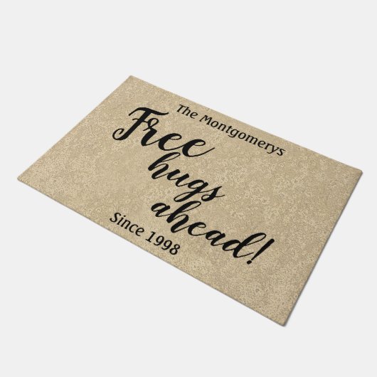 Rustikaler Personalisierter Name Freie Hugs vor Em Fußmatte (Schrägansicht)