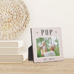 Rustikaler Personalisierter Pop Grandpa Foto Fotoplatte<br><div class="desc">Die individuelle Opa-Plakette zum Vatertag,  Geburtstag oder Großelterntag zeigt ein beliebtes Foto seines Enkels oder seiner Enkel mit "Pop" oben in rustikalem Schriftsatz. Personalisieren Sie mit dem Jahr,  in dem er ein Großvater wurde,  oder fügen Sie eine benutzerdefinierte Nachricht oder Name.</div>