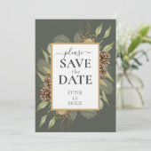 Rustikaler Pineconrahmen auf Moss Green SAVE THE D Einladung (Stehend Vorderseite)