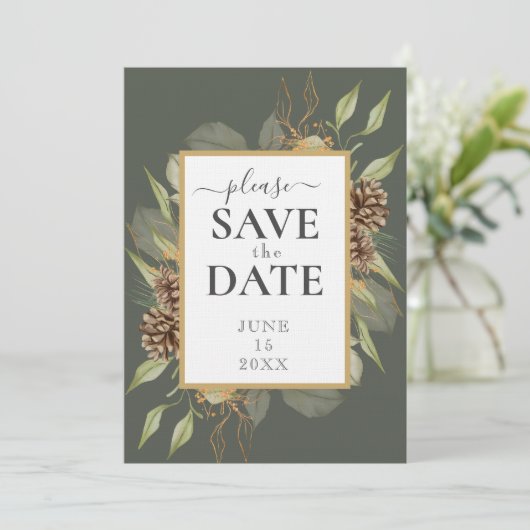 Rustikaler Pineconrahmen auf Moss Green SAVE THE D Einladung (Stehend Vorderseite)