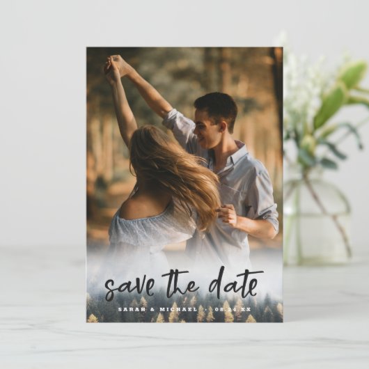 Rustikaler Pinienwald mit Bild Save The Date (Stehend Vorderseite)