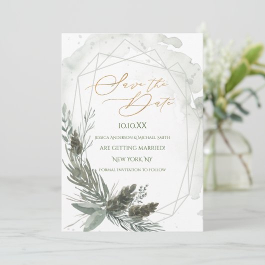 Rustikaler Pinienwald Save the Date Einladung (Stehend Vorderseite)