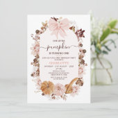 Rustikaler Pink Fall Kleiner Pumpkin 1. Geburtstag Einladung (Stehend Vorderseite)