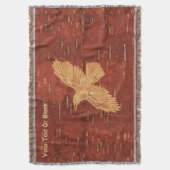 Rustikaler Raven auf der inneren Birkenrinde Decke (Vorderseite Vertikal)