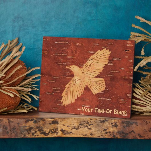 Rustikaler Raven auf der inneren Birkenrinde Fotoplatte (Seite)