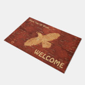 Rustikaler Raven auf der inneren Birkenrinde Fußmatte (Schrägansicht)