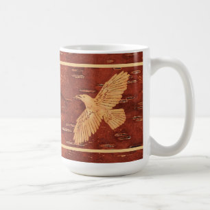 Rustikaler Raven auf der inneren Birkenrinde Kaffeetasse