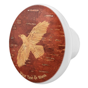 Rustikaler Raven auf der inneren Birkenrinde Keramikknauf