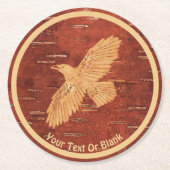 Rustikaler Raven auf der inneren Birkenrinde Runder Pappuntersetzer (Vorderseite)