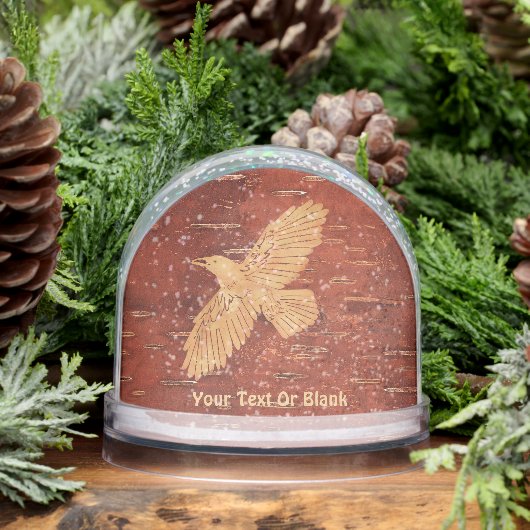 Rustikaler Raven auf der inneren Birkenrinde Schneekugeln (Winter)