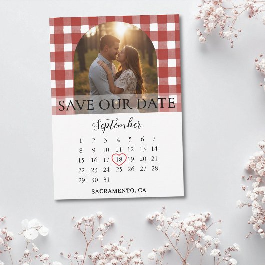 Rustikaler roter Gingham-Hochzeitsbogen für Engage Save The Date