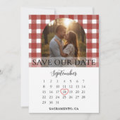 Rustikaler roter Gingham-Hochzeitsbogen für Engage Save The Date (Vorderseite)