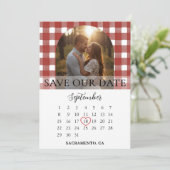 Rustikaler roter Gingham-Hochzeitsbogen für Engage Save The Date (Stehend Vorderseite)