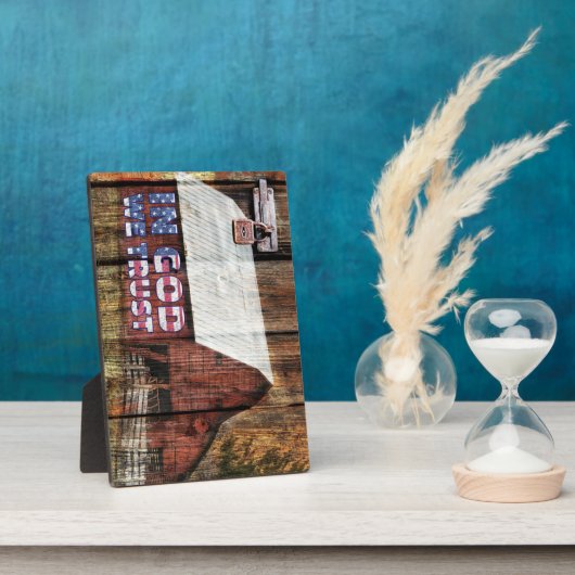 Rustikaler roter verblassener Stall mit Latte in G Fotoplatte (Seite)