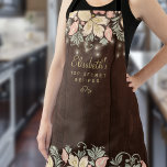 Rustikaler, rustikaler Koch Schürze<br><div class="desc">Koch personalisierte Vintage rustikale schicke Küche Schürze mit delikatem Rosa, Pachy Creme und Salbei grün floralen botanischen Wildblumen an einem dunkelbraunen Holzboden mit Saitenleuchten. Es kann ein wunderschönes Geschenk für Ihre eigene Küche sein oder ein personalisiertes Geschenk für jemanden, der etwas Besonderes, Jubiläum, Geburtstag, Weihnachten, Brautparty oder ein Hochzeitsgeschenk hält....</div>