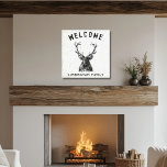 Rustikaler Schwarz-weißer Hirsch Willkommen Leinwanddruck<br><div class="desc">Dieses Schild ist einfach im Design,  aber eine Aussage ganz allein. Das Schild hat einen weichen,  weißen Hintergrund mit einem weichen schwarzen Design. Der Text ähnelt Pinselstrichen für ein Vintages Aussehen. Personalisieren Sie es mit Ihrem Familiennamen. Ideal für Hütten oder Campingplätze,  aber auch für moderne Bauernhäuser oder Landhäuser.</div>