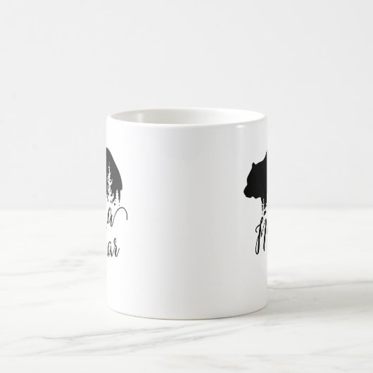 Rustikaler Schwarzer Mama-Bär und Evergreen Trees Kaffeetasse (Mittel)