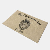 Rustikaler Schwarzer Strawberry-Individuelle Name  Fußmatte (Schrägansicht)