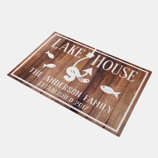 Rustikaler See-Haus-Wurm auf einem Fußmatte (Schrägansicht)