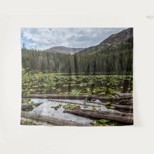 Rustikaler See // Lilly Pond Green Blätter Wandteppich (Vorderseite (Horizontal))