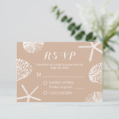 Rustikaler Sommer Beach Seashells Wedding RSVP Karte (Stehend Vorderseite)