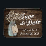 Rustikaler Stall Wedding Wood Mason Jar Babys Atem Magnet<br><div class="desc">Das ist ein wunderschönes ländliches Hochzeitsdesign mit weißen Säuglingsfloralen in einem Maurerkessel. Sie können dieses Design weiter anpassen, indem Sie auf den Knopf IT KENNEN klicken. Ich bin in der Lage, jedes passende Objekt zu entwerfen, deshalb kontaktieren Sie mich bitte, wenn Sie etwas Anderes für Sie benötigen. Sie können dieses...</div>
