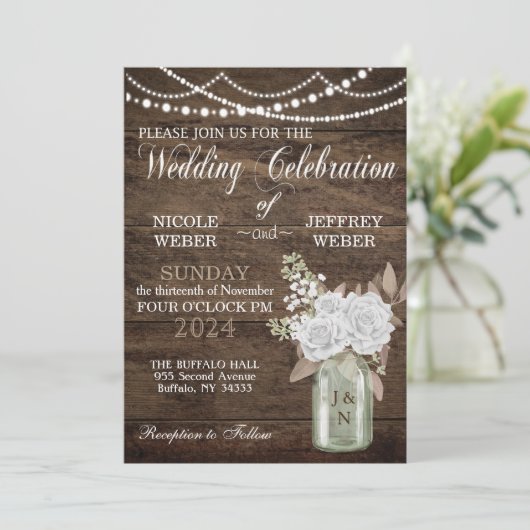 Rustikaler Stall Wedding Wood Mason Jar Floral Einladung (Stehend Vorderseite)