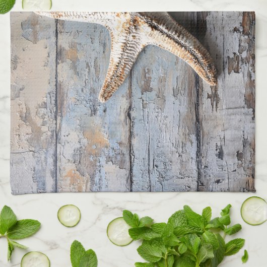 Rustikaler Starfish auf gewittertem Holz Geschirrtuch (Gefaltet)