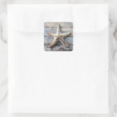Rustikaler Starfish auf gewittertem Holz Quadratischer Aufkleber (Tasche)