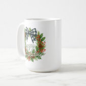 Rustikaler Stechpalmenkranz mit weiß-schwarzem Kar Kaffeetasse (Vorderseite Links)