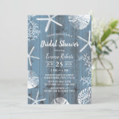 Rustikaler Strand Seashells Dusty Blue Brautparty Einladung (Stehend Vorderseite)