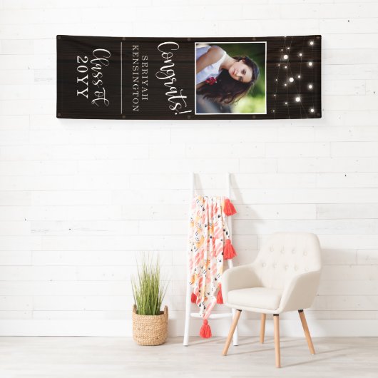 Rustikaler String Lights Abschluss aus Stallholz V Banner (Insitu)