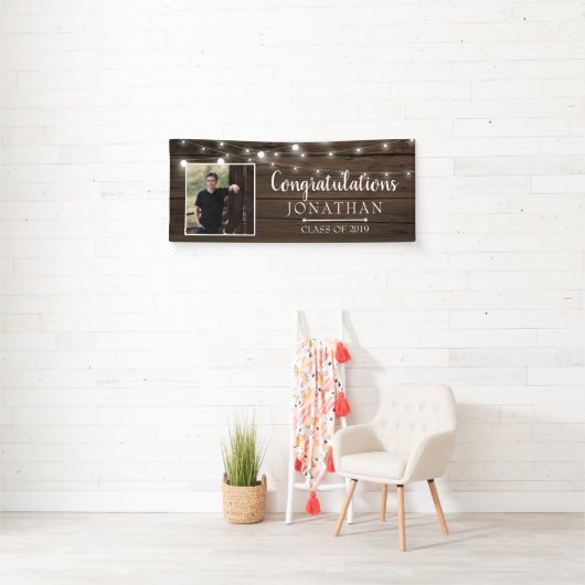 Rustikaler String Lights Barn Wood Abschluss Banner (Insitu)