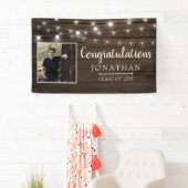 Rustikaler String Lights Barn Wood Abschluss Banner (Insitu)