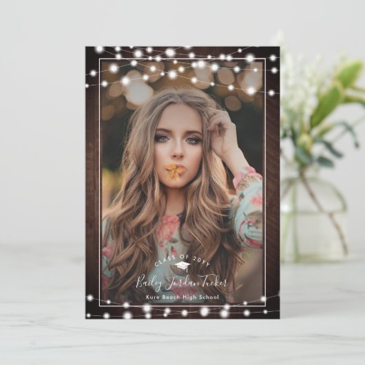 Rustikaler String Lights Grad Cap Foto Abschluss Ankündigung (Stehend Vorderseite)