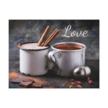 Rustikaler Teebecher und heißer Schokolade in Lieb