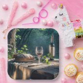 Rustikaler Tisch mit Wein in einem Wald Pappteller (Party)