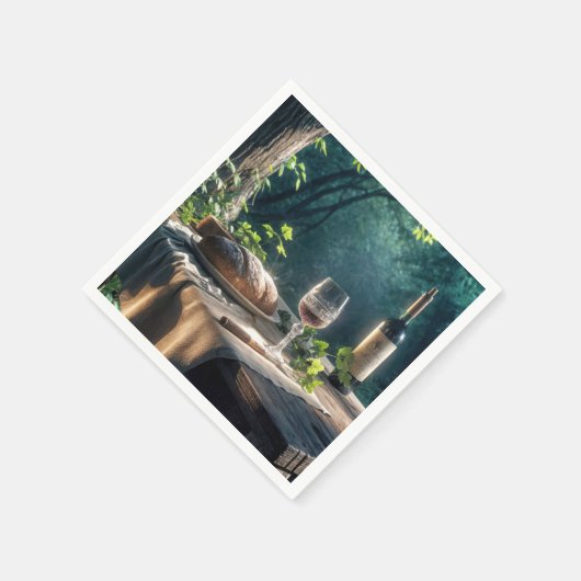 Rustikaler Tisch mit Wein in einem Wald Serviette (Ecke)