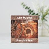 Rustikaler Wagenrad-Hufeisen Western Style Save The Date (Stehend Vorderseite)