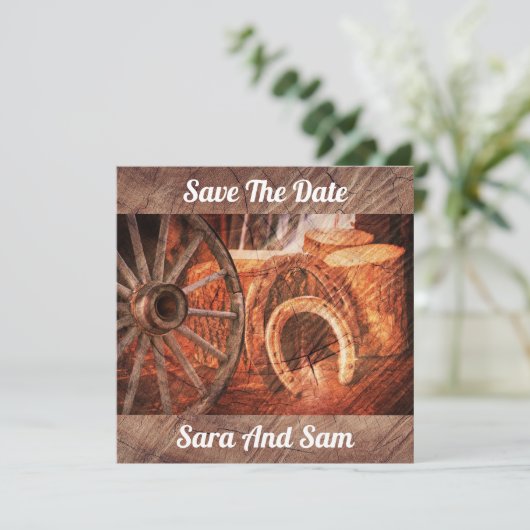 Rustikaler Wagenrad-Hufeisen Western Style Save The Date (Stehend Vorderseite)