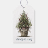 Rustikaler Weihnachtsbaum-Korb "Wrapped in Joy" Geschenkanhänger (Vorderseite)