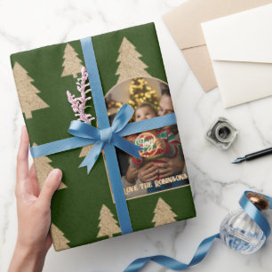 Rustikaler Weihnachtsbaum mit personalisiertem Wei Geschenkpapier