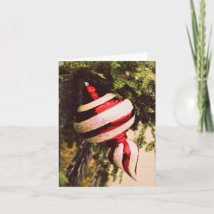 Rustikaler Weihnachtsschmuck und Grünzeug am Zaun Karte