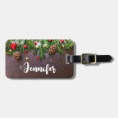 Rustikaler Weihnachtstisch mit Kiefer und Schnee Gepäckanhänger (Vorderseite horizontal)