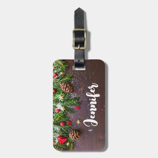 Rustikaler Weihnachtstisch mit Kiefer und Schnee Gepäckanhänger (Vorderseite vertikal)