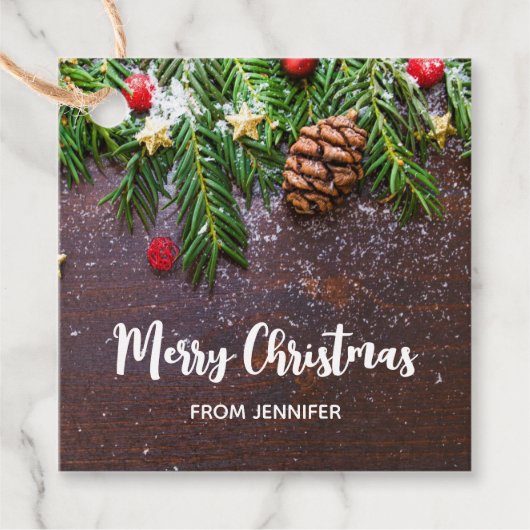 Rustikaler Weihnachtstisch mit Kiefer und Schnee Geschenkanhänger (Vorderseite)