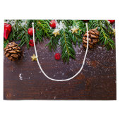 Rustikaler Weihnachtstisch mit Kiefer und Schnee Große Geschenktüte (Vorderseite)