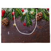 Rustikaler Weihnachtstisch mit Kiefer und Schnee Große Geschenktüte (Rückseite)
